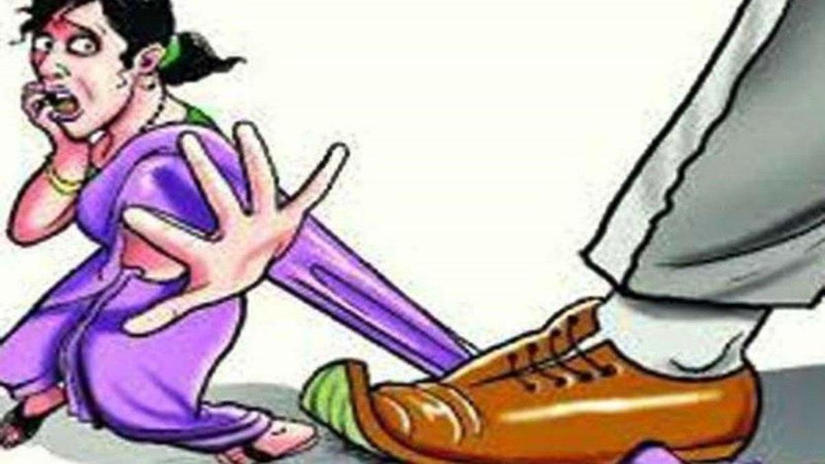 रंगीन मिजाज दरोगा की बढ़ी मुश्किलें: पीड़ित महिला ने दर्ज कराई FIR, अश्लील वीडियो वायरल होने के बाद निगम कमिश्नर ने दिए थे जांच के निर्देश