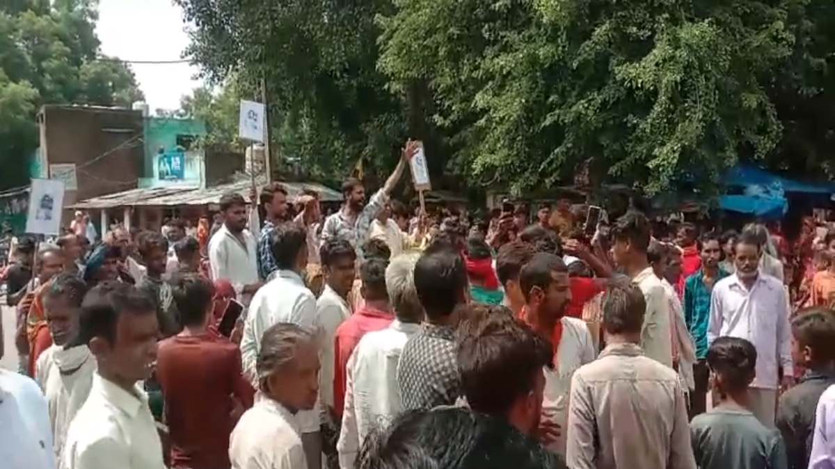 शिवपुरी में 7 महीने का बच्चा चोरी: मां को भरोसे में लेकर मासूम को बाजार से ले भागी महिला चोर, ग्रामीणों ने किया चक्काजाम