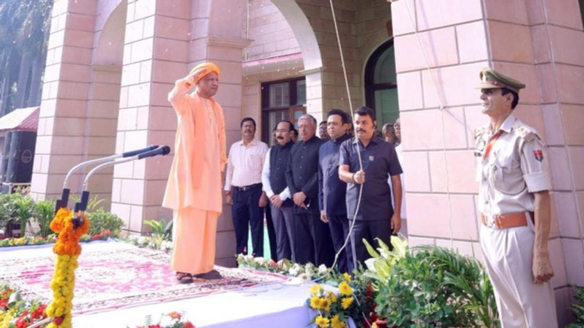 CM योगी ने अपने सरकारी आवास पर किया ध्वजारोहण, कहा- आज प्रदेश में कानून का राज है