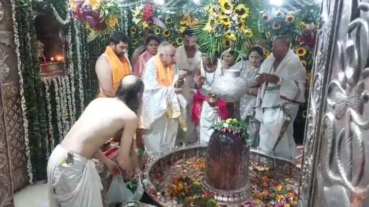 बाबा महाकाल की शरण में कर्नाटक के पूर्व CM: येदियुरप्पा ने परिवार समेत किए श्री महाकालेश्वर के दर्शन, नंदी हाल में लगाया ध्यान