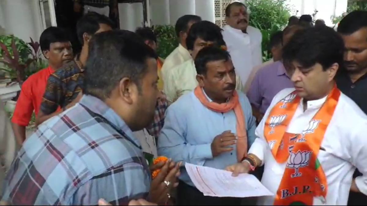 MP के नगरीय कर्मचारियों का बड़ा ऐलान: 10 सितंबर तक मांगें पूरी नहीं हुईं तो करेंगे चुनाव का बहिष्कार, संगठन ने की ज्योतिरादित्य सिंधिया से मुलाकात