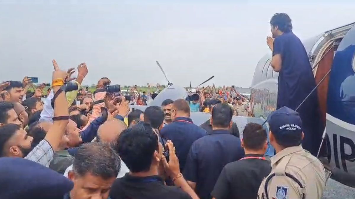 खंडवा पहुंचे बागेश्वर धाम सरकार: धीरेंद्र शास्त्री बोले- भारत हिन्दू राष्ट्र, सनातन पर सवाल उठाने वाले रावण खानदान से