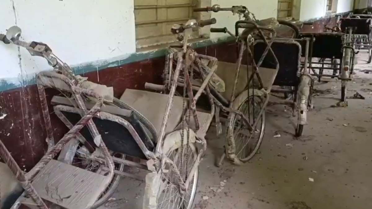 एमपी में बड़ी लापरवाही: कबाड़ में तब्दील हुई दिव्यांगों को दी जाने वाली ट्राई साइकिल, अधिकांश के टायर ट्यूब बेकार, सीट निकाल ले गए