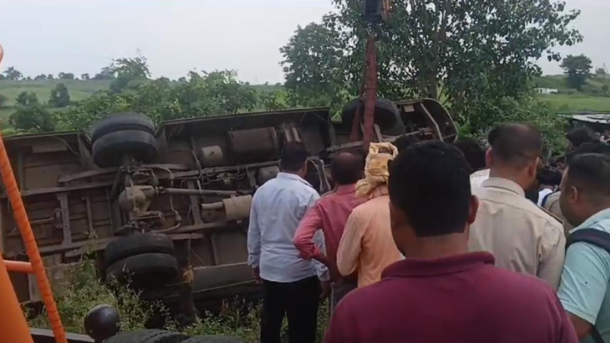 MP में यात्रियों से भरी बस पलटी: एक मासूम समेत 2 की मौत, 20 से अधिक घायल