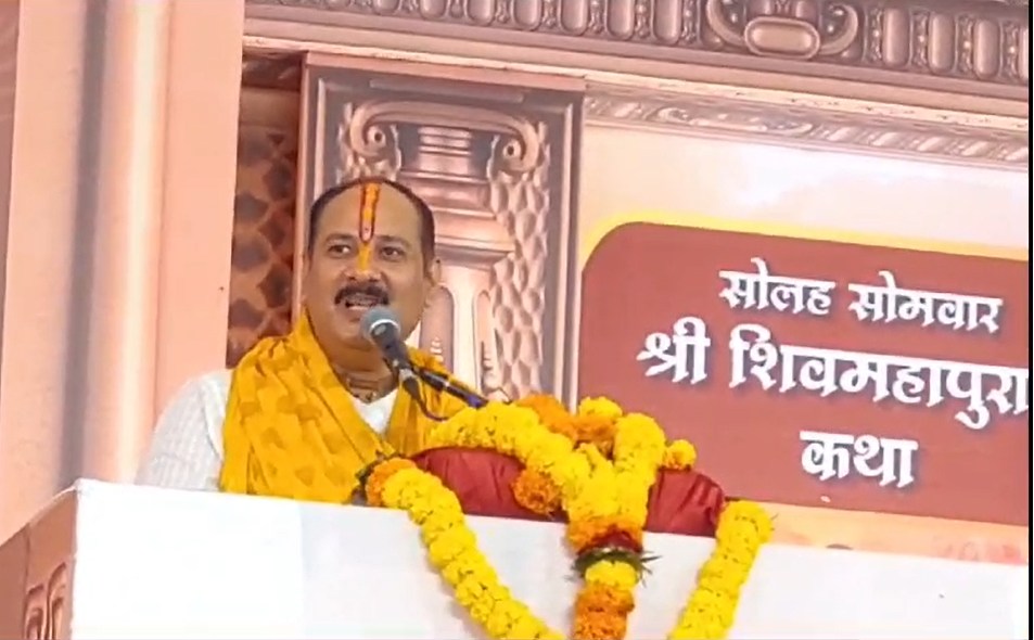 छिंदवाड़ा में पंडित प्रदीप मिश्रा की कथा का समापनः बोले- राजनीति के लिए धर्म के मंच की आवश्यकता नहीं, और भी है बहुत से मंच