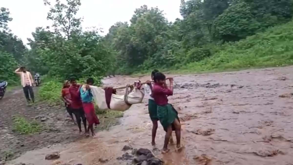 मानवता शर्मसार: प्रसव पीड़ा से परेशान महिला को लेने नहीं पहुंची एंबुलेंस, तो झोली में लटकाकर 5 KM पैदल चले परिजन