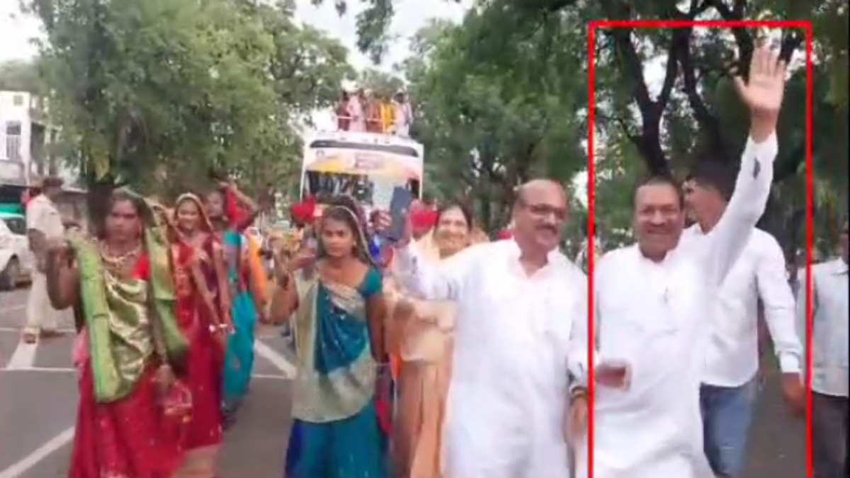 बीजेपी की यात्रा में सरकारी कर्मचारी: पशुपालन विभाग में पदस्थ विधायक के पति ने किया डांस, VIDEO वायरल