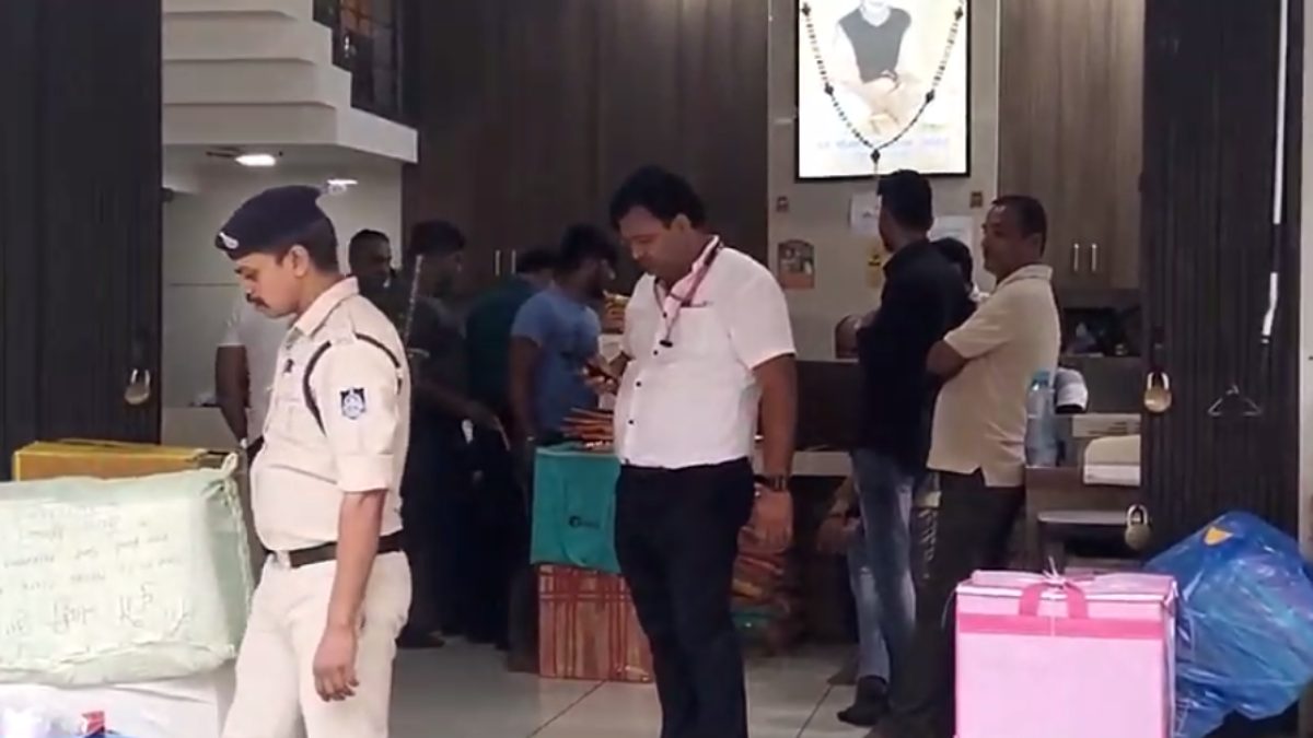 साड़ी शोरूम पर GST का छापा: टैक्स संबंधित दस्तावेजों की जांच कर रही टीम, कपड़ा मार्केट में मचा हड़कंप