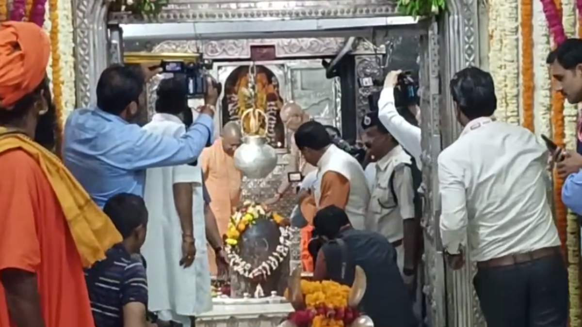 बाबा महाकाल के दरबार पर CM योगी: गर्भ गृह में पूजन कर किया जलाभिषेक, नाथ संप्रदाय के प्रमुख स्थान भर्तृहरि गुफा भी पहुंचे
