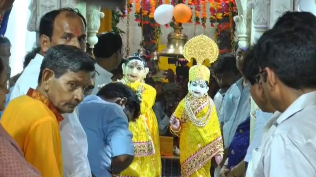 जन्माष्टमी पर 100 करोड़ के गहनों से सजे राधा-कृष्ण: सिंधियाकालीन में गोपाल मंदिर की हुई थी स्थापना, 24 घंटे भव्य रूप में देंगे दर्शन