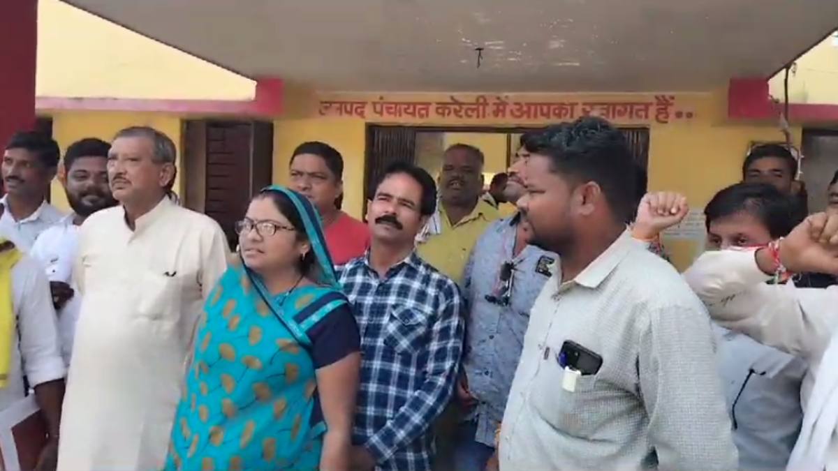सब इंजीनियर के खिलाफ सरपंचों ने खोला मोर्चा: जनपद पंचायत के बाहर किया प्रदर्शन, सामूहिक इस्तीफे की दी चेतावनी