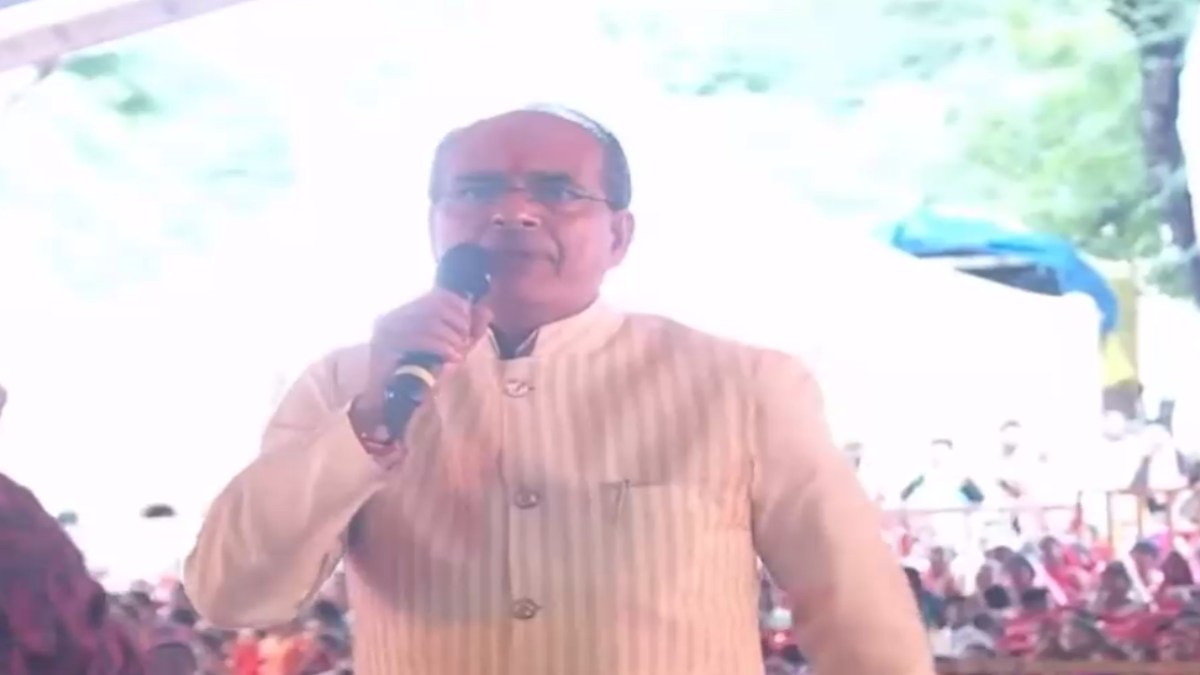 CM ने बहनों के खाते में डाली चौथी किस्त: कहा- आपके जीवन में कांटे नहीं रहने दूंगा, सिंधिया बोले- कांग्रेस को लॉक कर चाबी को चंबल में विसर्जन कर देना