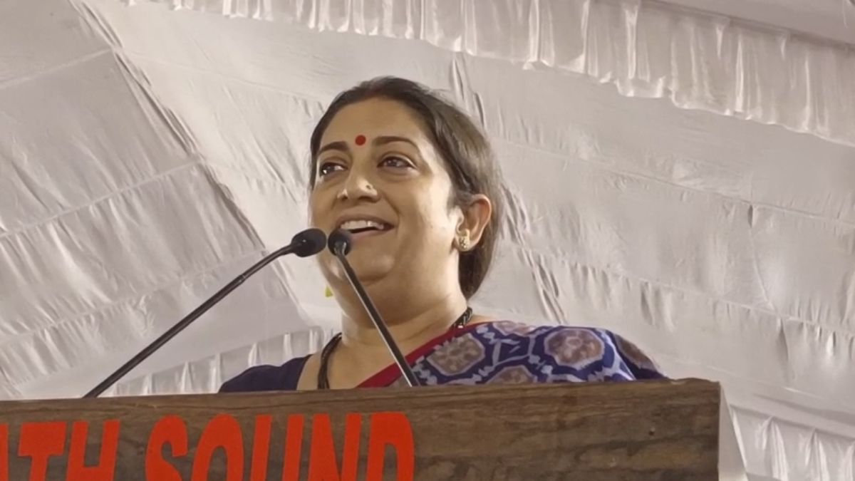 स्मृति ईरानी ने बिना नाम लिए कमलनाथ पर बोला हमला: कहा- अधर्मी भी अब छिंदवाड़ा में संतों को बुलाने लगे
