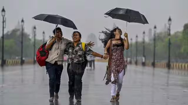 दिल्ली के कई हिस्सों में बूंदाबांदी से मौसम सुहाना