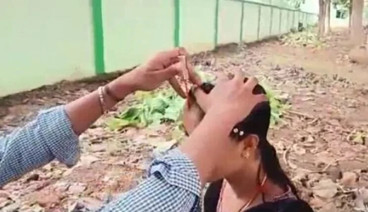 Reels के लिए ओडिशा के कॉलेज में छात्र ने भरी छात्रा की मांग में सिंदूर, दोस्तों ने पढ़े मंत्र… और दिया 6-6 बच्चों की मां होने का आशीर्वाद, Social Media में वायरल हो रहा ये Video