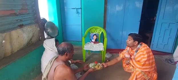 Odisha News: बेटी ने अपनी पसंद से की शादी… पिता ने दोस्तों को कराया मृत्यु भोज