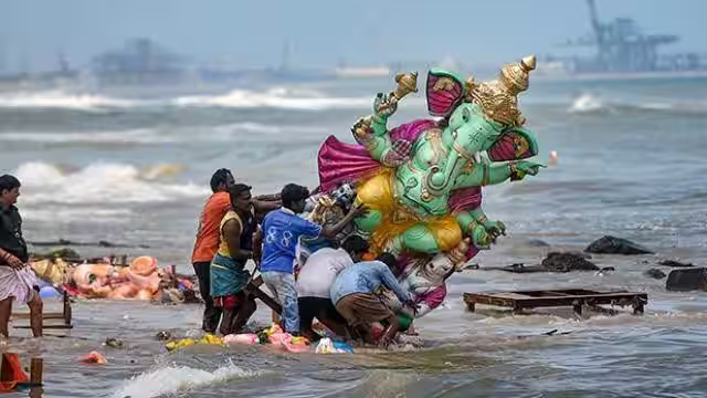 गणेश पूजा और दुर्गा पूजा के दौरान इस नदी में मूर्ति विसर्जन की, तो लगेगा 50 हजार रुपये का जुर्माना…