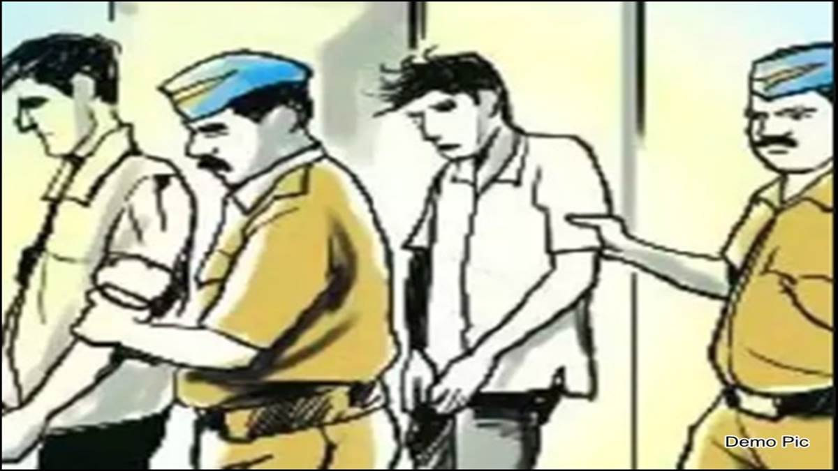 Delhi Crime News: मोबाइल झपटकर भाग रहे नाबालिग डर में छत से कूदे