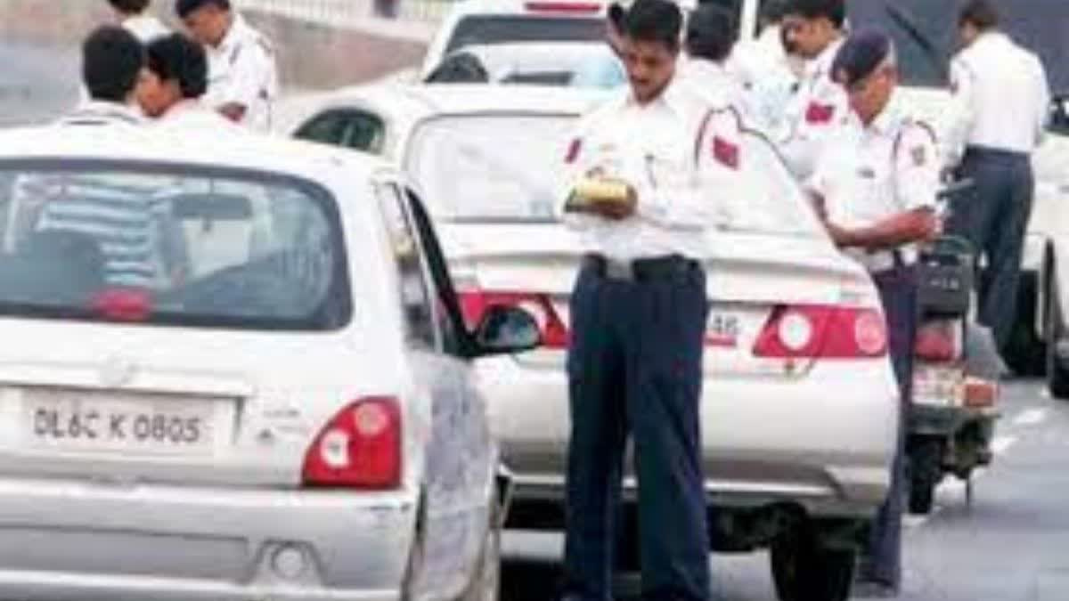ऑनलाइन रिश्वत में रुपये लेने पर फंसे ट्रैफिककर्मी
