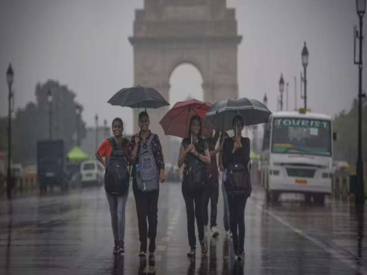 दिल्ली-NCR में बदला मौसम का मिजाज ,बारिश से लोगों को मिली राहत