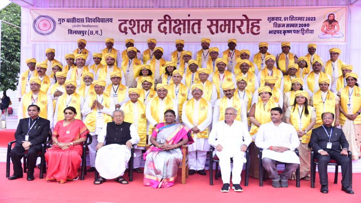 राष्‍ट्रपति मुर्मू ने 10वें दीक्षांत समारोह को किया संबोधित, बोलीं- चुनौतियां हमारे जीवन में आती हैं, लेकिन यह नए मौके भी लाती हैं, CM बघेल ने कहा- यह विवि हमेशा रहा ज्ञान का प्रकाश