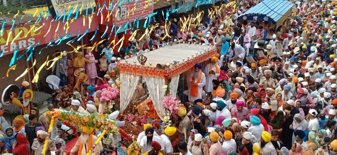 बटाला : श्री गुरु नानक देव जी का 536वां विवाह पर्व पर उमड़ी विशाल संगत, पुलिस प्रशासन मुस्तैद, बरसात में भी आस्था नहीं डिगी 