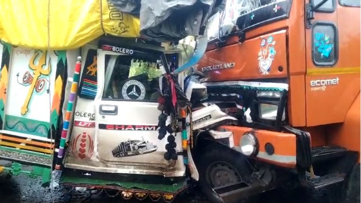 MP में दर्दनाक हादसा: मजदूरों से भरी पिकअप और ट्रक में सीधी भिड़ंत, एक की मौत, 8 घायल 