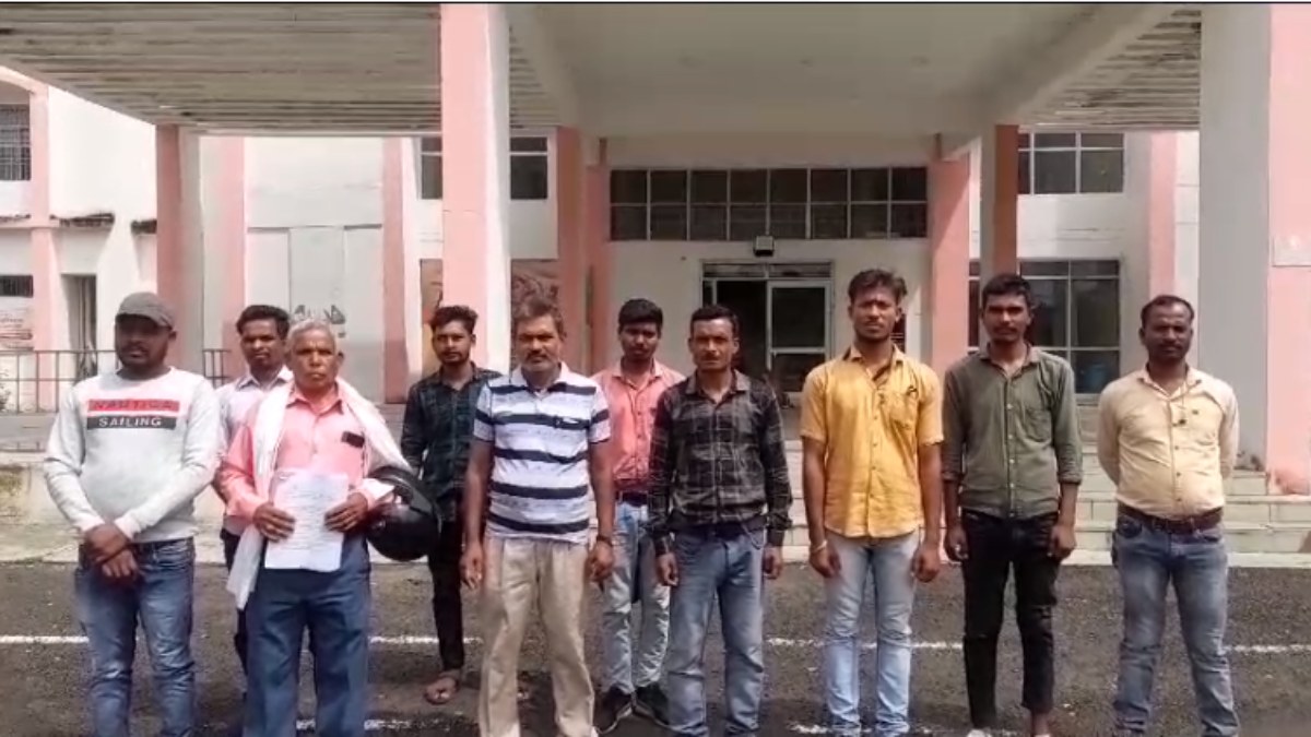 12 वर्षों से दर-दर भटक रहे किसान: जमीन वापस दिलाने कलेक्टर से लगाई गुहार, चुनाव बहिष्कार की दी चेतावनी 