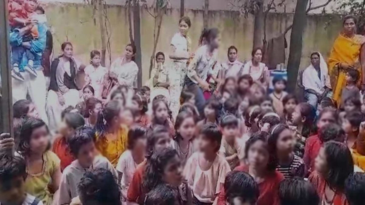 Betul News: हॉस्टल की छात्राओं को बनाया बंधक, एक छात्रा हुई बेहोश, परिजनों ने की कार्रवाई की मांग