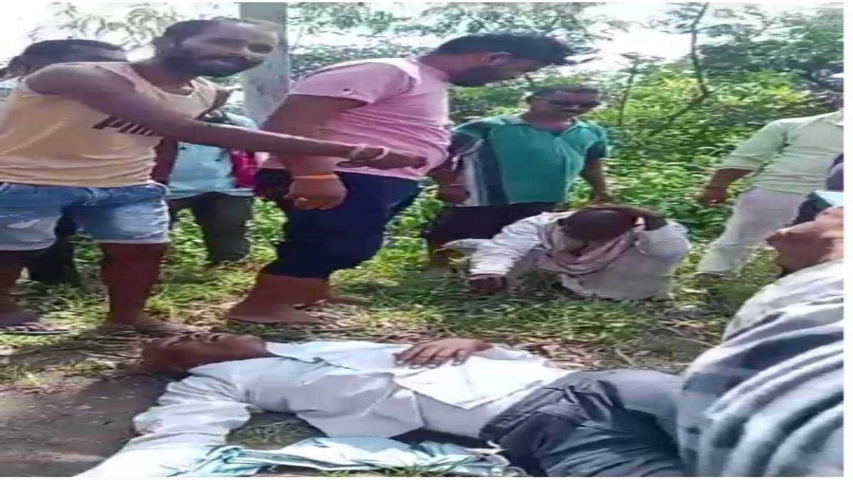 बीजेपी नेता ने आदिवासी को चप्पल से पीटा: VIDEO वायरल, जानिए क्या है मामला