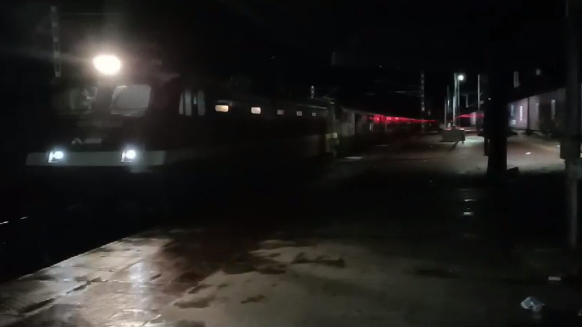 रेल्वे स्टेशन पर अव्यवस्थाओं का आलम प्लेटफार्म पर पसरा अंधेरा: खड़ी ट्रेनों के नीचे से निकलने को मजबूर, यात्रियों की जान को खतरा