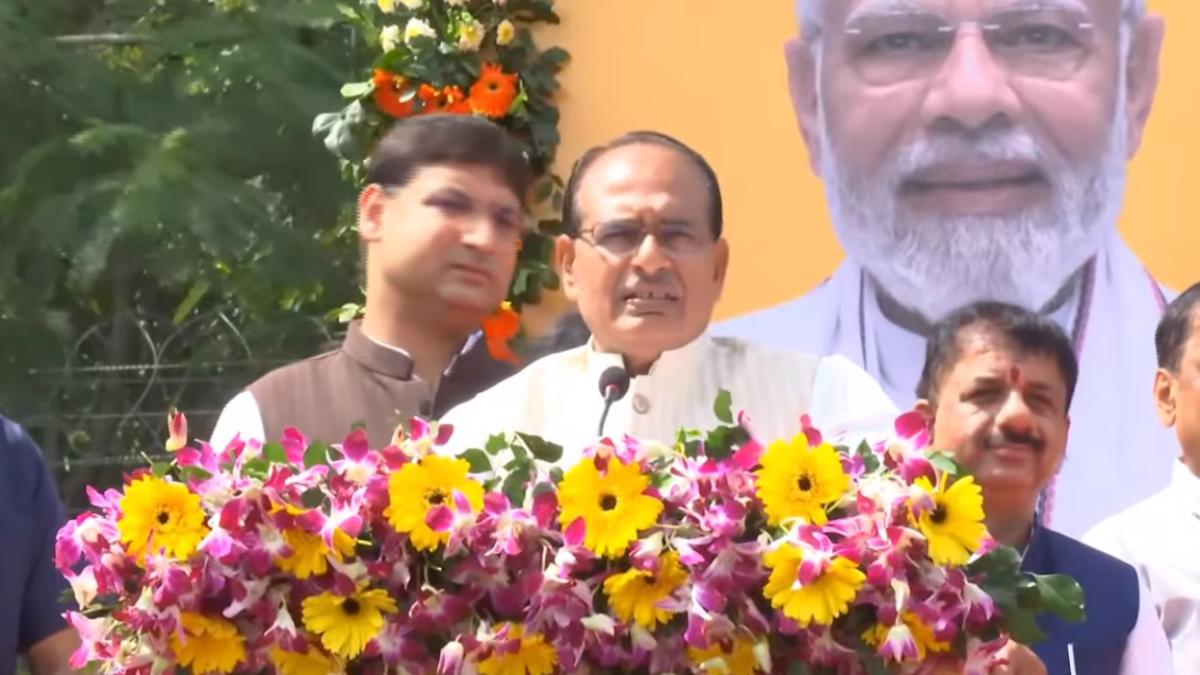 मैहर बनेगा जिला: CM शिवराज ने चुनाव से पहले दी बड़ी सौगात, विकास रथ को दिखाई हरी झंडी, कहा- सरकार की योजनाओं की फिल्म दिखाई जाएगी