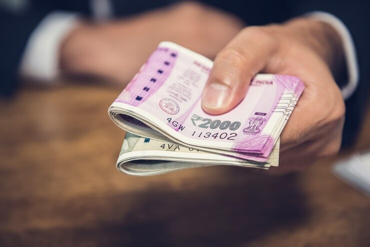 5 लाख की घूस लेते रेल अफसर गिरफ्तार, घर में मिले 50 लाख कैश