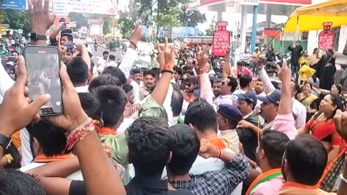 छिंदवाड़ा में स्मृति ईरानी की सभा के पहले हंगामा: बीजेपी-कांग्रेस कार्यकर्ता भिड़े, आष्टा में महिला कांग्रेस जिलाध्यक्ष को किया नजरबंद
