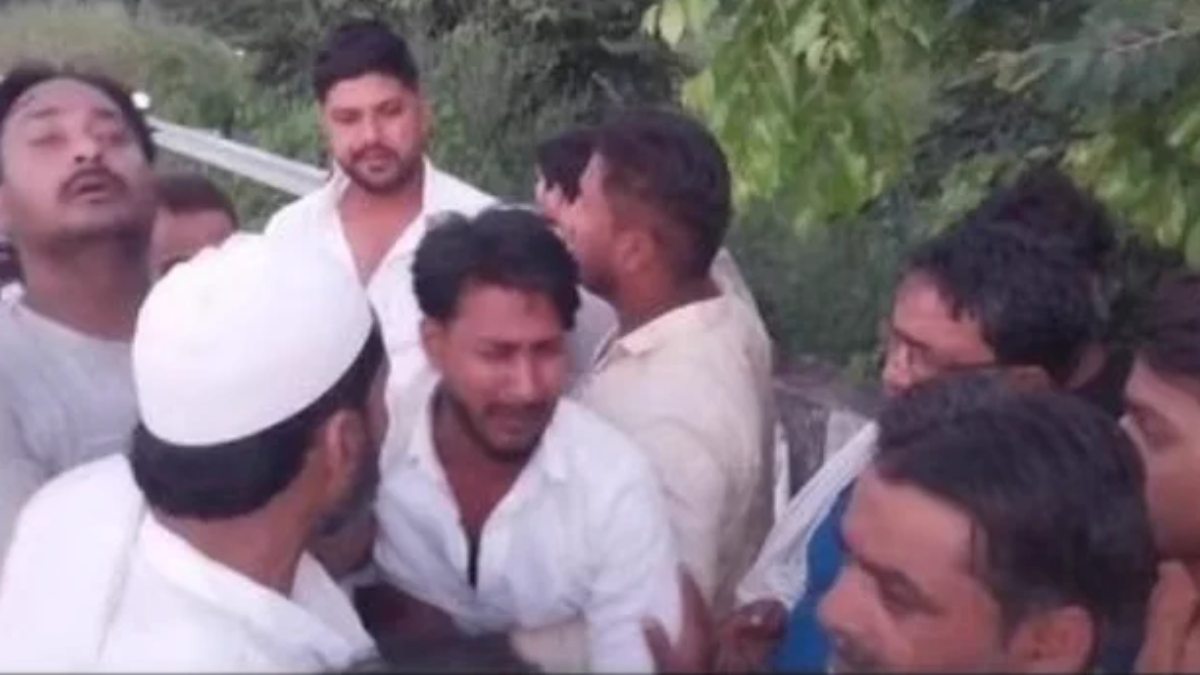 पंचायत के फरमान के बाद भरी महफिल युवक को पहनाई गई जूतों की माला, आहत होकर लगाई नहर में छलांग
