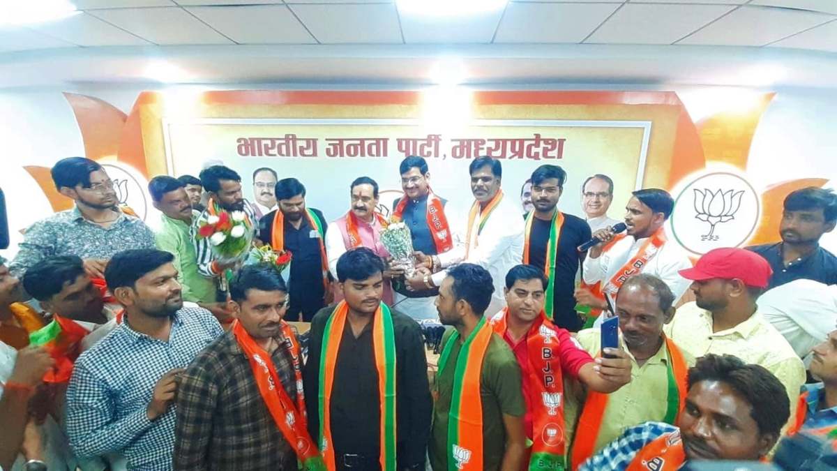 कांग्रेस को बड़ा झटका : कांग्रेस नेता ने अपने समर्थकों के साथ थामा बीजेपी का दामन, गृह मंत्री नरोत्तम मिश्रा ने कराया भाजपा में प्रवेश