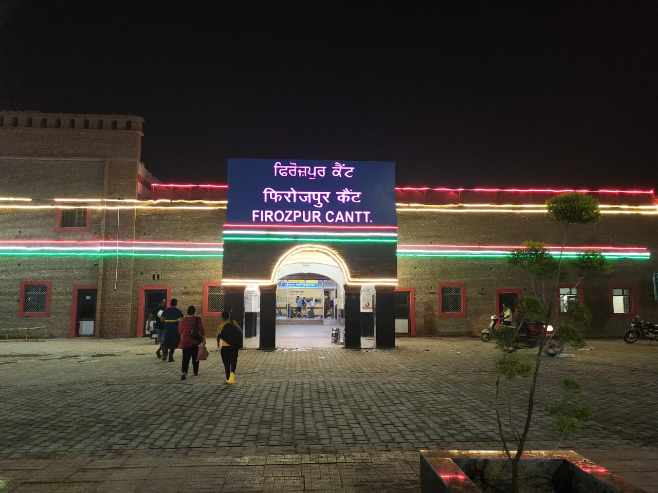 Firozpur Division की तरफ से प्रमुख रेलवे स्टेशनों के रिजर्वेशन सैंटर व करंट टिकट विंडो के बाहर लगाई जा रही है एलईडी