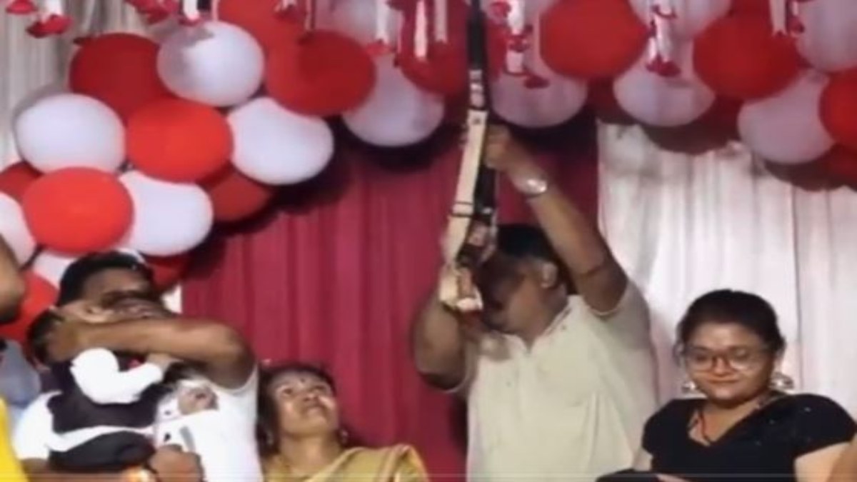 बच्चे की बर्थडे पार्टी में हवाई फायरिंग: VIDEO वायरल, जांच में जुटी पुलिस  