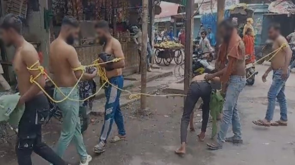 पत्थरबाजी करने वाले बदमाशों को पुलिस ने सिखाया सबक: रोड से उठवाया पत्थर, लोगों से मंगवाई माफी  