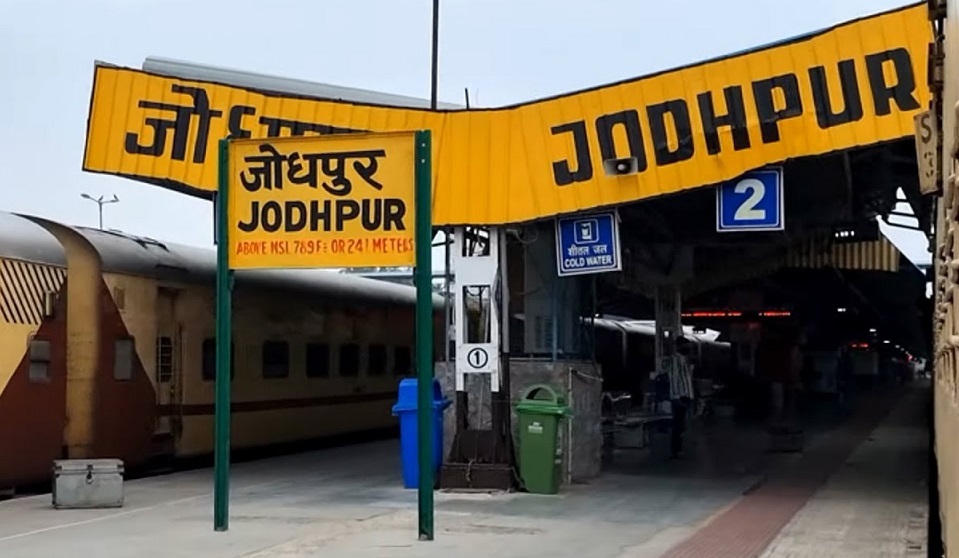 Rajasthan News: रेलवे ने अचानक बदला ऋषिकेश-बाड़मेर गाड़ी का प्लेटफार्म, यात्रियों में मची भगदड़