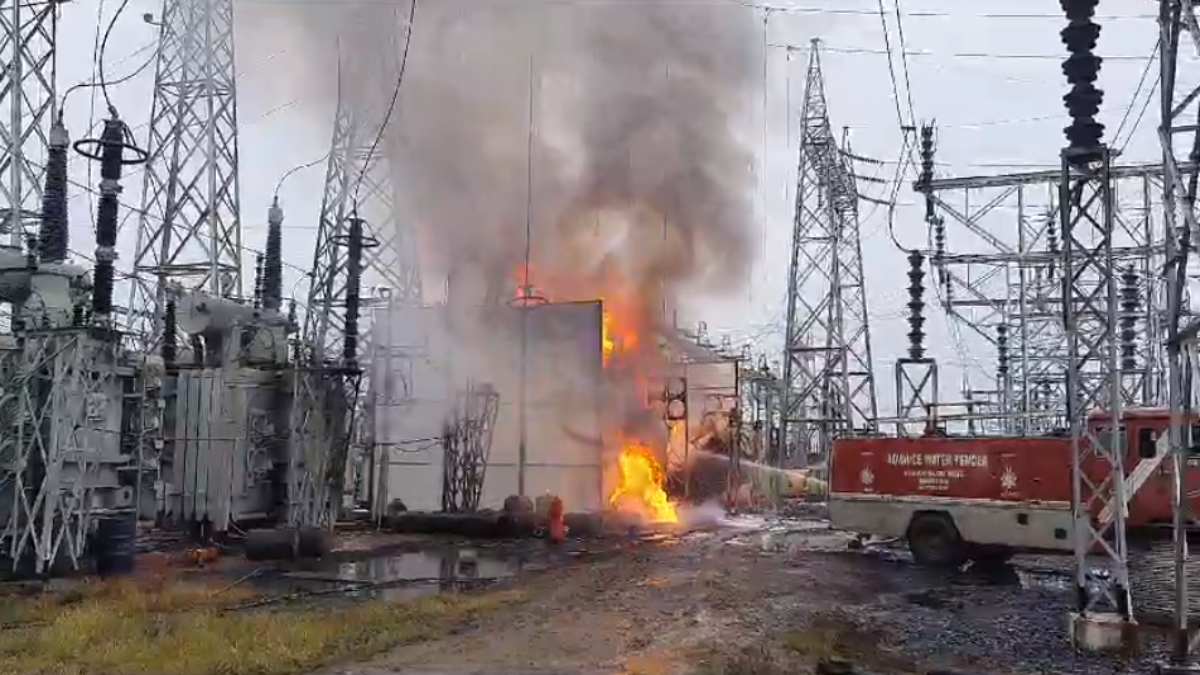 विद्युत उपकेंद्र के ट्रांसफार्मर में लगी भीषण आग: कर्मचारियों में मचा हड़कंप, मौके पर पहुंची दमकल की टीम