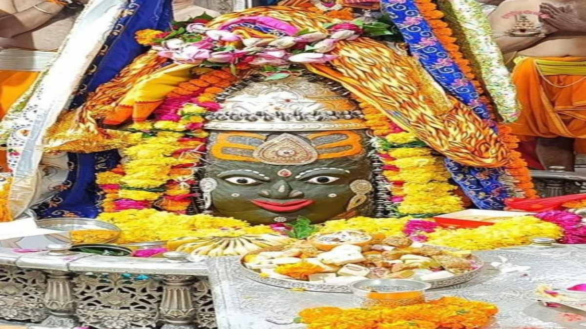 2 सितंबर श्री महाकालेश्वर दर्शन: बाबा महाकाल के मस्तक पर चंदन भस्म और तिलक का त्रिपुंड अर्पित कर किया दिव्य श्रृंगार  