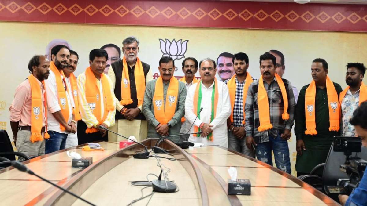 MP चुनाव से पहले दल बदल: AAP के 5 जिला अध्यक्ष समेत कई पदाधिकारियों ने थामा भाजपा का दामन, VD शर्मा और केंद्रीय मंत्री ने दिलाई सदस्यता