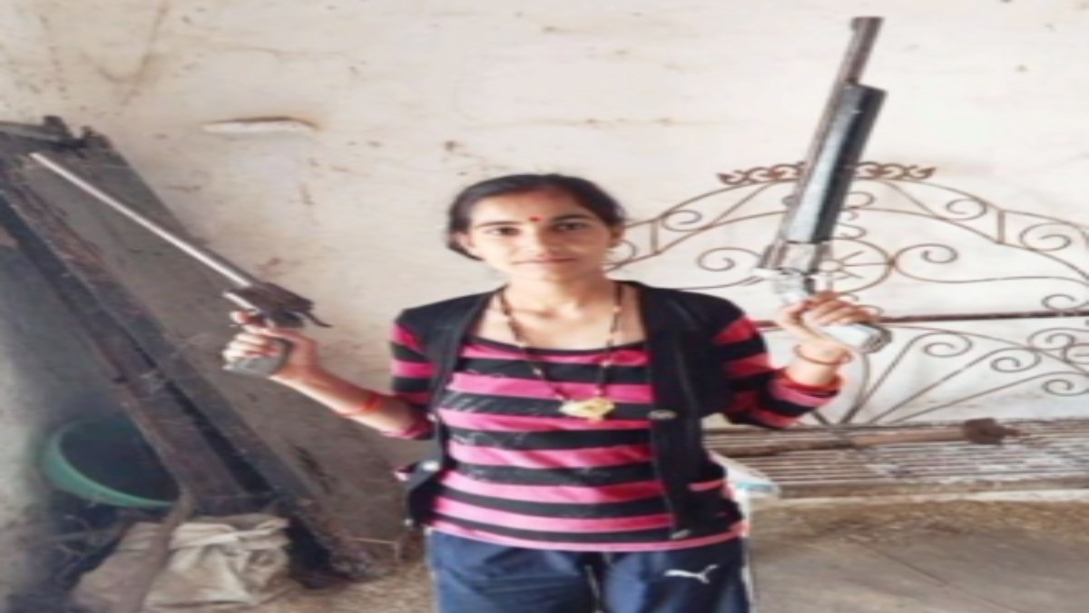 हिस्ट्रीशीटर की बहन का हथियारों के साथ फोटो वायरल: क्या भाई के नक्शेकदम पर चल रही महिला ? जांच में जुटी पुलिस