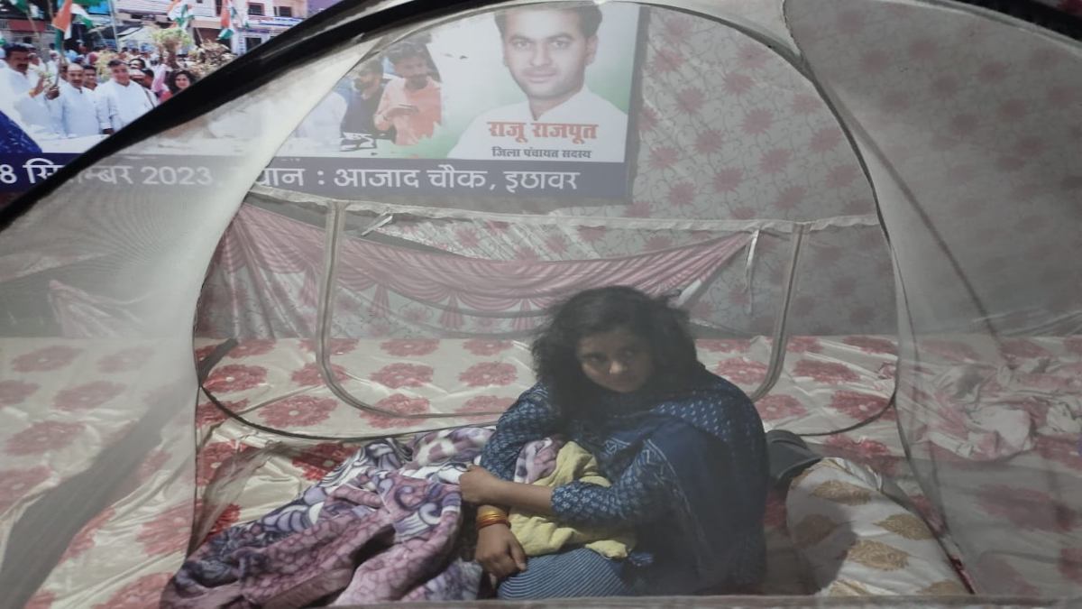 बारिश और बिजली में भी डटी रही मेघा परमार: कल से अनिश्चितकालीन अनशन पर बैठी, किसानों को मुआवजा देने की मांग, प्रशासन ने नहीं ली सुध