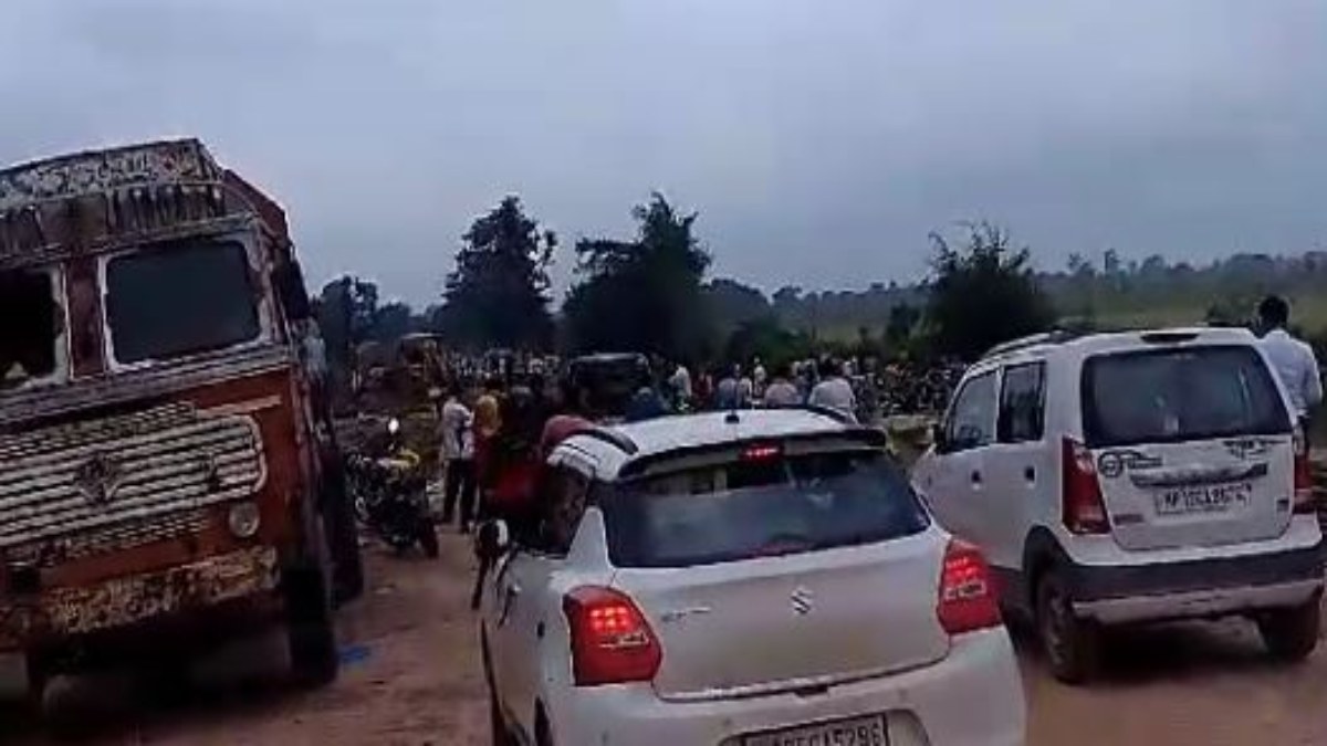 ट्रैक्टर पलटने से युवक की मौत: दूसरे की हालत गंभीर, ये रही हादसे की वजह 