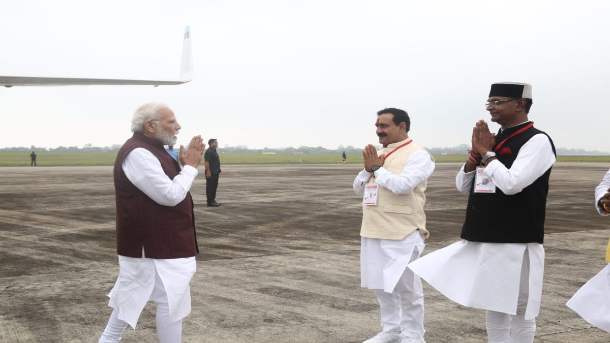 भोपाल पहुंचे पीएम नरेंद्र मोदी: बीजेपी नेताओं ने किया स्वागत, बीना में 50 हजार करोड़ की परियोजना का करेंगे शिलान्यास