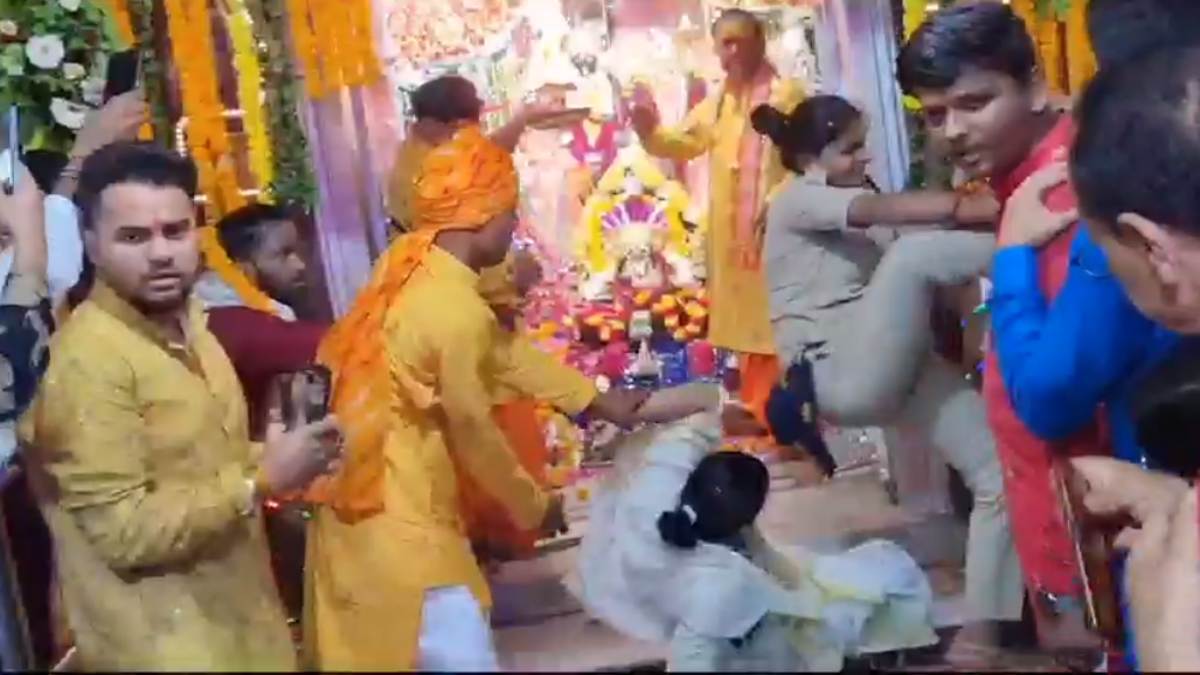 मंदिर में महारानी का उत्पात! जन्माष्टमी के दौरान पुजारी से गर्भगृह में छीनी चंवर, आरती में भी की छीना झपटी, घसीटकर बाहर निकाला, FIR दर्ज