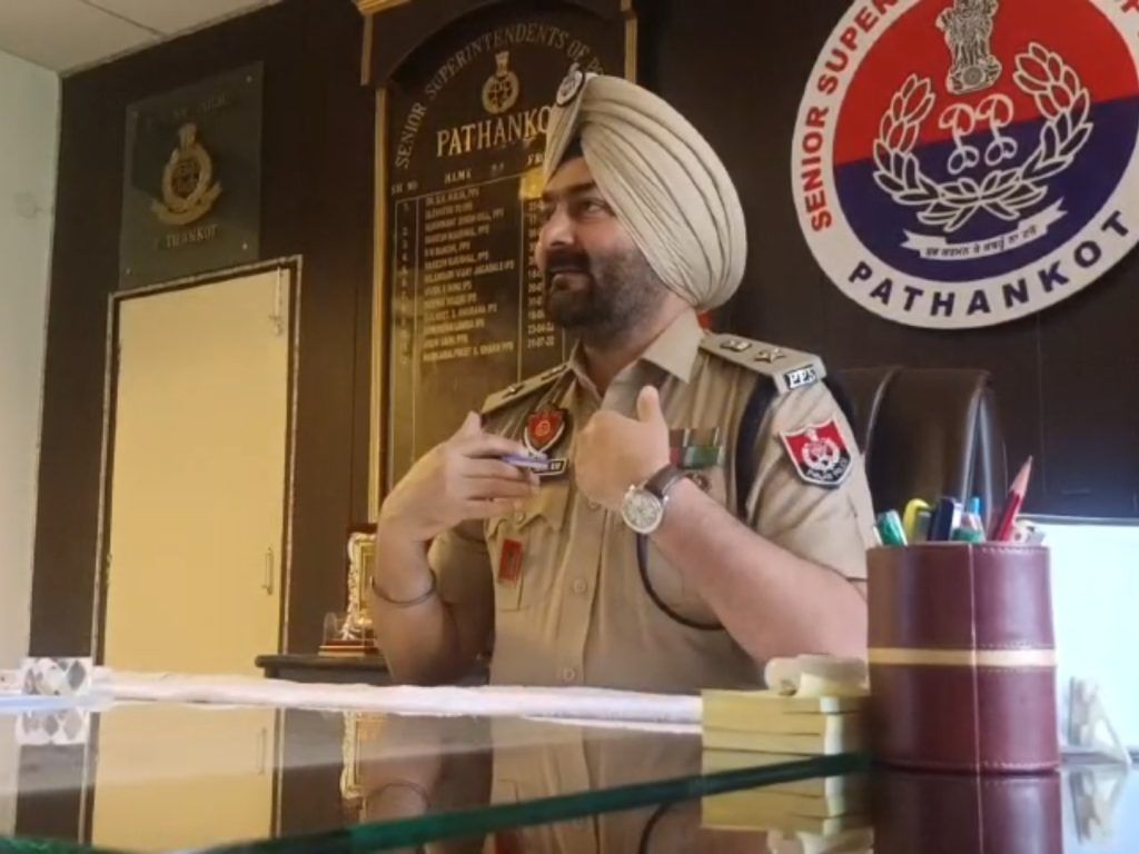 Pathankot police ने 8 फेक सोशल मीडिया अकाउंट की लिस्ट की जारी, पुलिस ने अपील की कि लड़की की फ्रेंड रिक्वेस्ट आए तो सावधान होने की जरूरत
