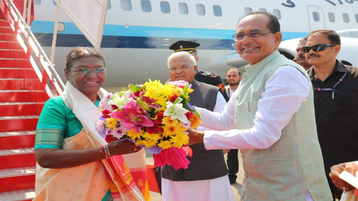 इंदौर पहुंची राष्ट्रपति द्रौपदी मुर्मू: राज्यपाल मंगू भाई पटेल और सीएम शिवराज ने किया स्वागत, इन कार्यक्रमों में होंगी शामिल